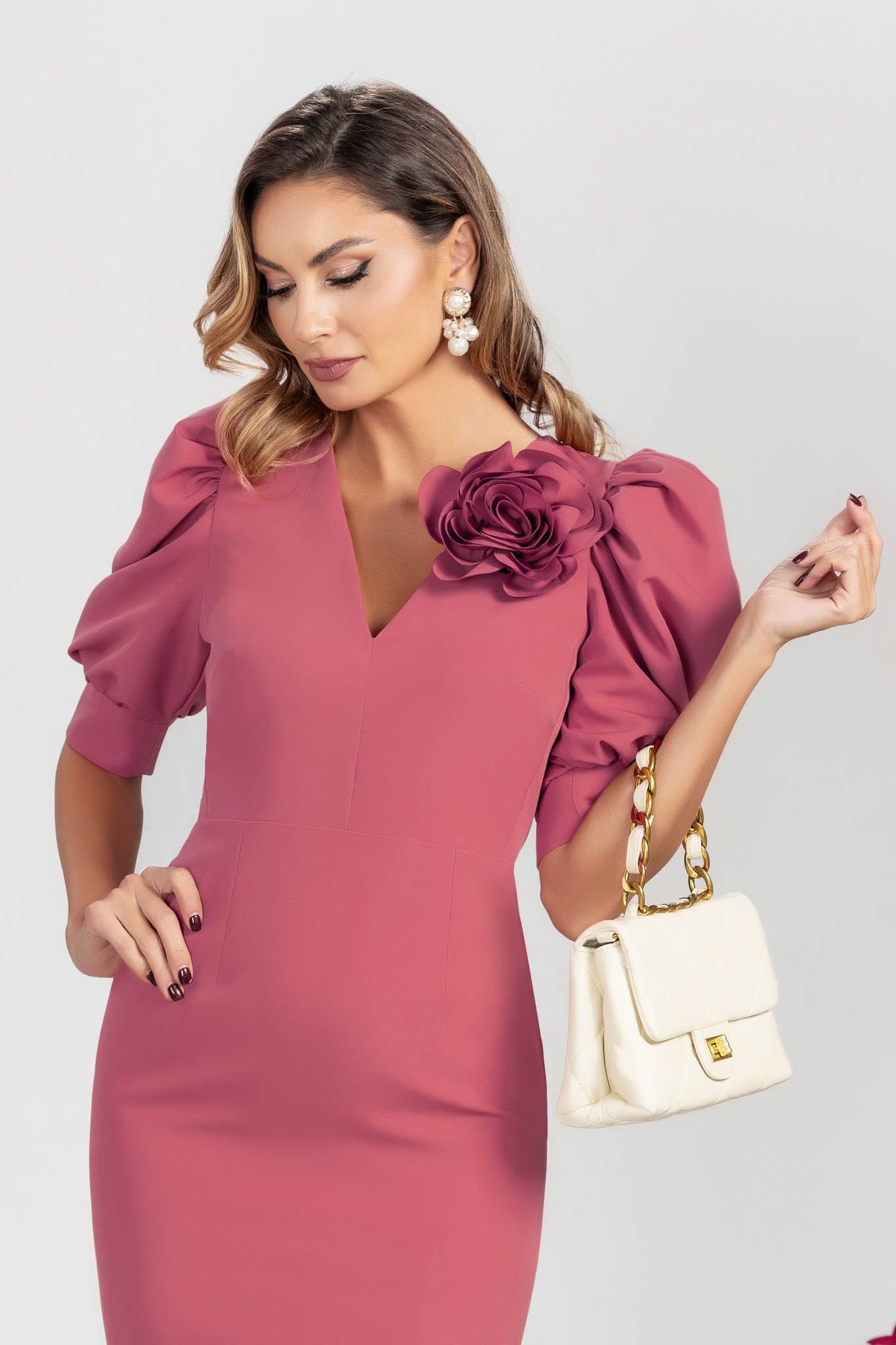 Rochie Pretty Girl tip creion cu decolteu în “V” și broșă floare 3D